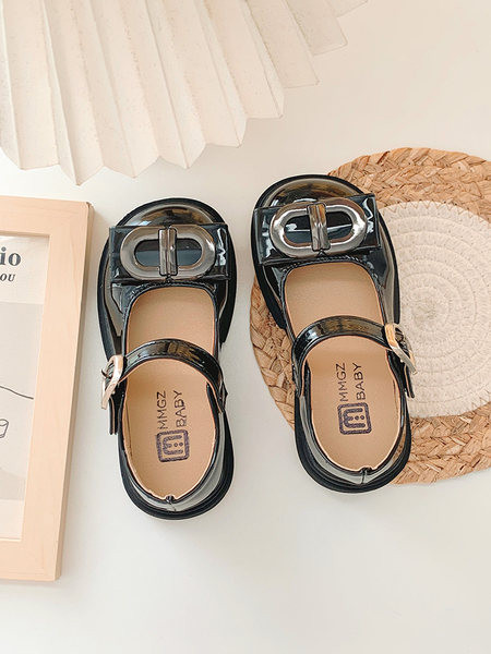 Обувки за момичета с метални елементи