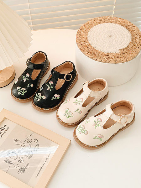 Детски обувки с флорални мотиви 