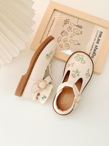 Детски обувки с флорални мотиви 