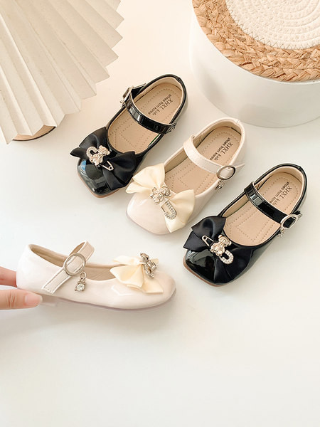 Детски обувки за момичета с панделка и метален елемент