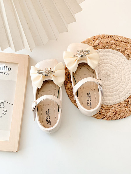 Детски обувки за момичета с панделка и метален елемент