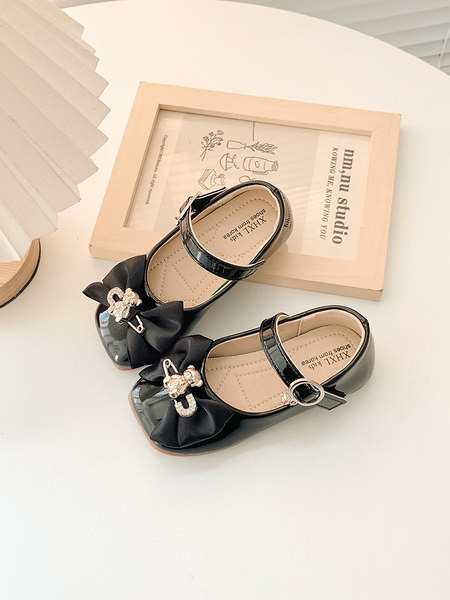 Детски обувки за момичета с панделка и метален елемент