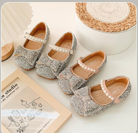 Детски обувки с декоративни перли и пайети 
