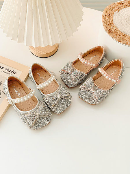 Детски обувки с декоративни перли и пайети 