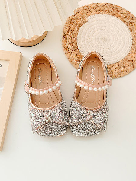 Детски обувки с декоративни перли и пайети 