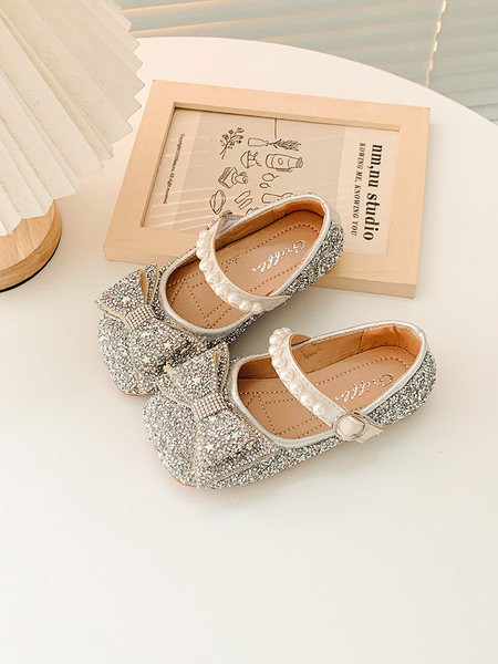 Детски обувки с декоративни перли и пайети 