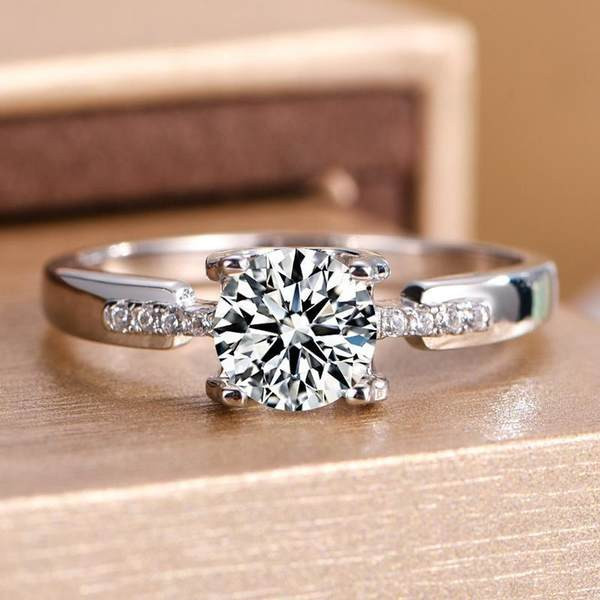 Стилен дамски пръстен с декоративни камъни в сребрист цвят