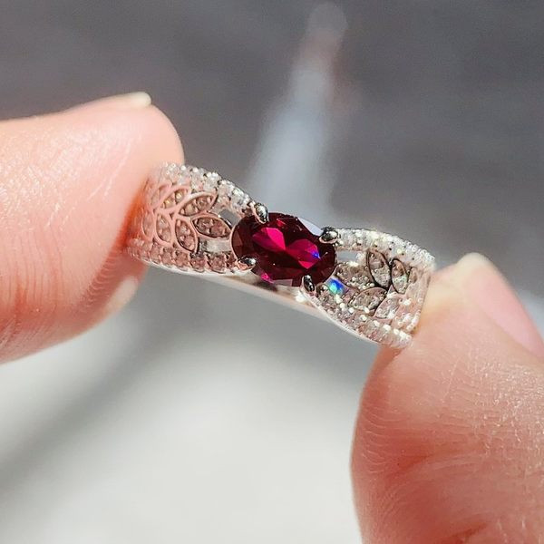 Дамски ретро пръстен с камъни