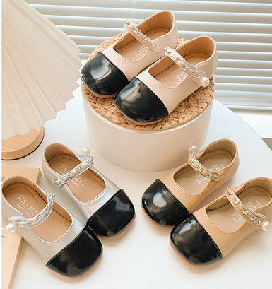 Pantofi pentru fete cu elemente perlate metalice