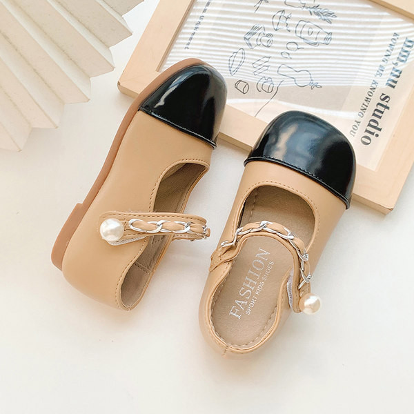 Pantofi pentru fete cu elemente perlate metalice