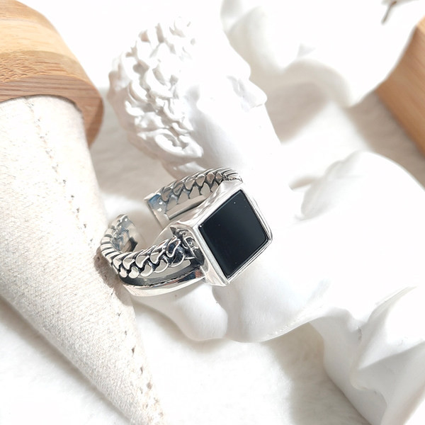 Inel de damă cu - o piatră decorativă