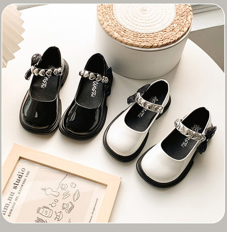 Αντιολισθητικά κοριτσίστικα παπούτσια από οικολογικό δέρμα με καρδούλες