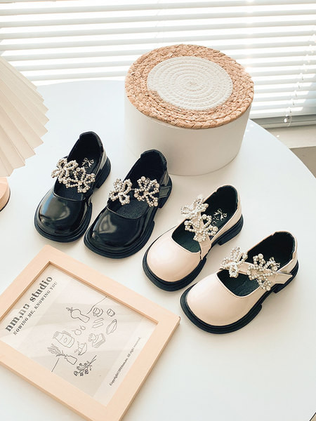 Модерни обувки за момичета с велкро лепенки и декоративни камъни