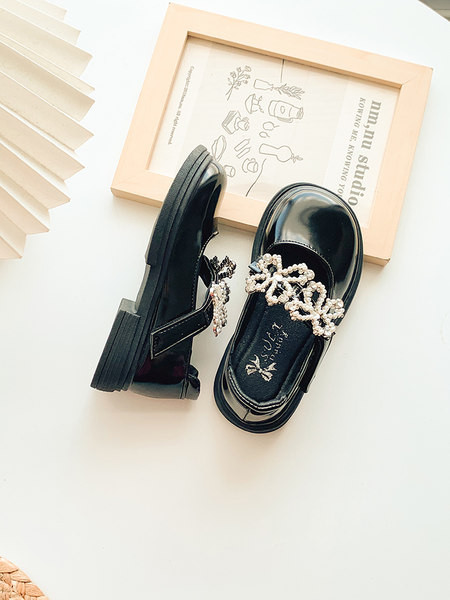 Модерни обувки за момичета с велкро лепенки и декоративни камъни