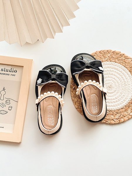 Pantofi copii model nou din piele lacuita cu panglica pentru fete