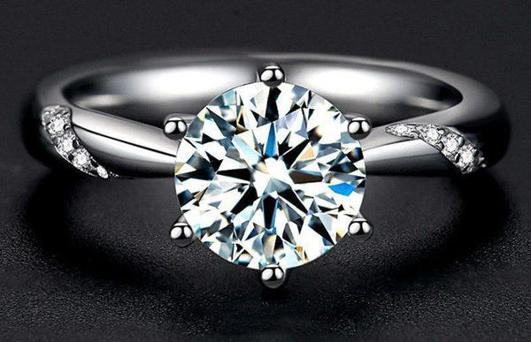 Elegants sieviešu gredzens ar dekoratīvu akmeni