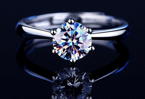 Elegants sieviešu gredzens ar dekoratīvu akmeni