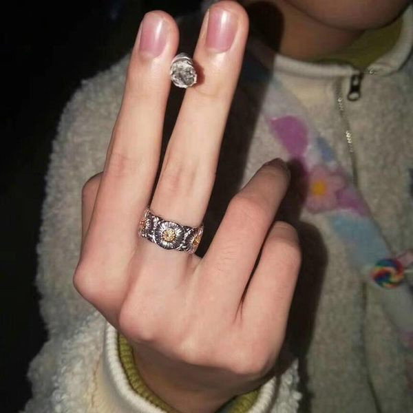 Inel de dama cu o piatra - de culoare argintie