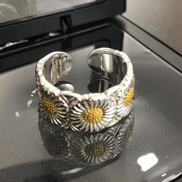 Inel de dama cu o piatra - de culoare argintie