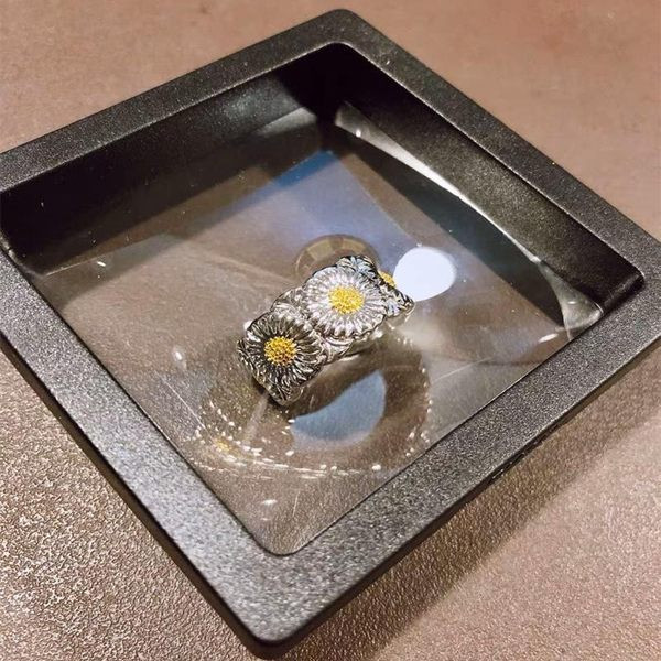 Inel de dama cu o piatra - de culoare argintie