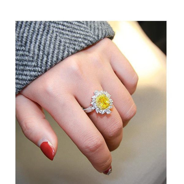 Inel formal de damă cu o piatră decorativă