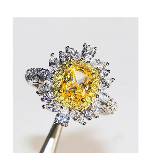 Inel formal de damă cu o piatră decorativă