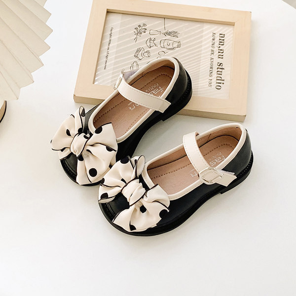 Обувки за момичета от еко кожа с панделка и нисък ток