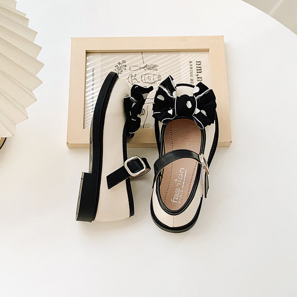 Обувки за момичета от еко кожа с панделка и нисък ток