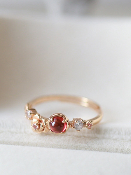 Új modell női gyűrű színes kövekkel