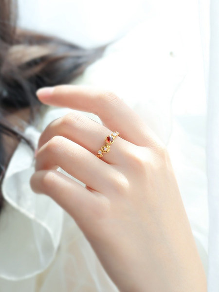 Új modell női gyűrű színes kövekkel