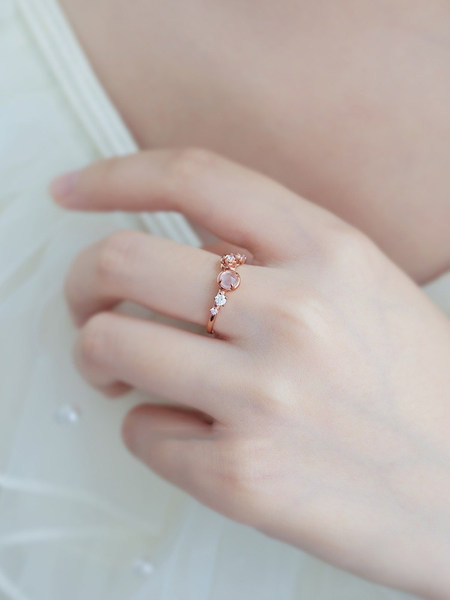 Új modell női gyűrű színes kövekkel