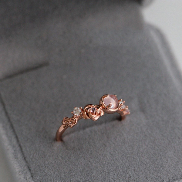 Új modell női gyűrű színes kövekkel