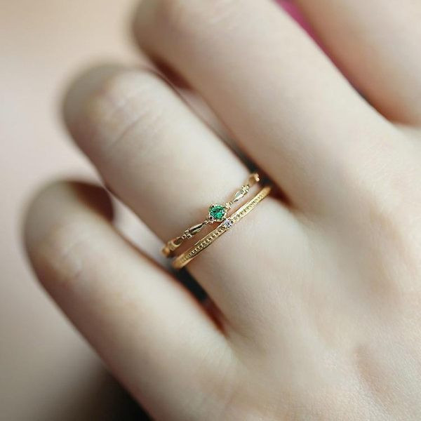 Hétköznapi női gyűrű kövekkel - arany színben