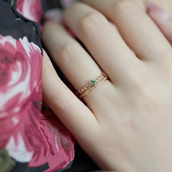 Hétköznapi női gyűrű kövekkel - arany színben