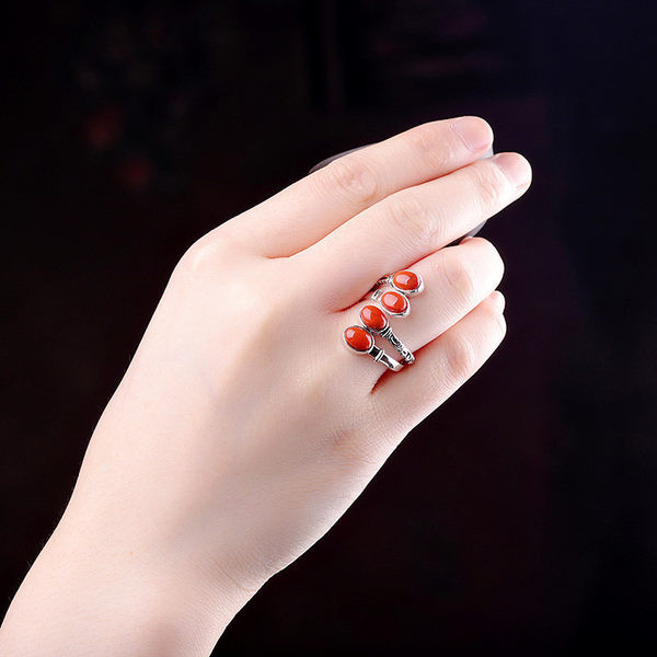 Inel de dama modern cu pietre model nou