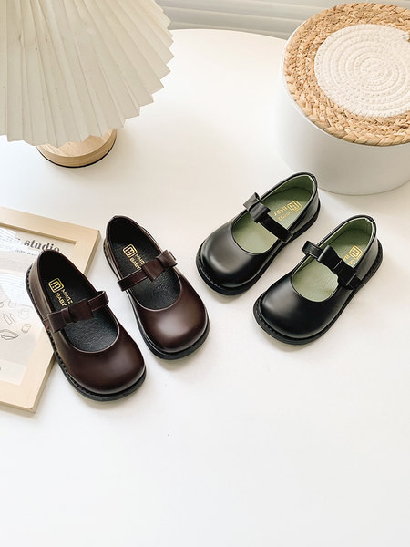 Bőr gyerekcipő szalaggal