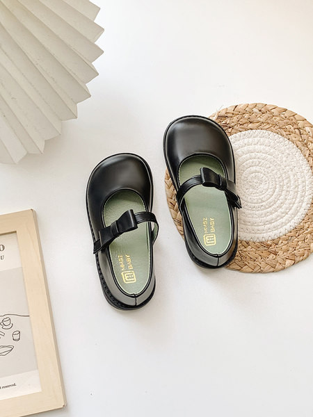 Bőr gyerekcipő szalaggal