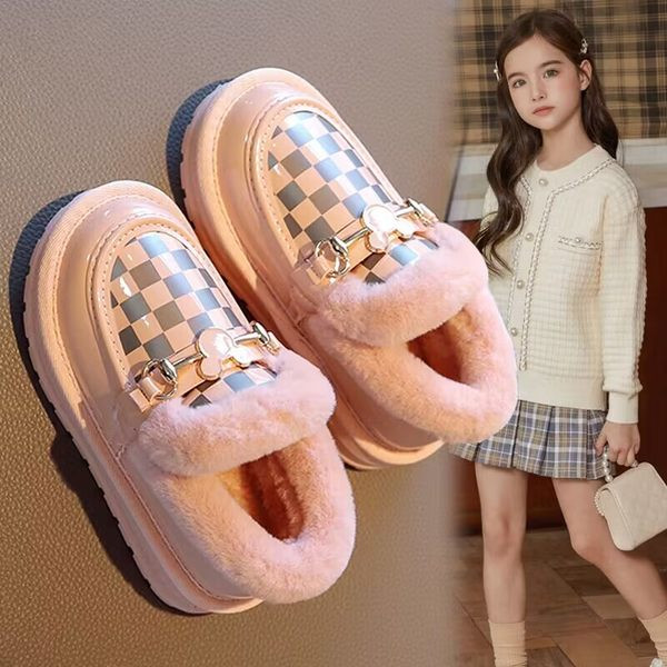 Alkalmi gyerekcipő pehely béléssel és fém díszítéssel