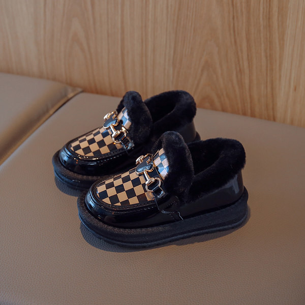 Alkalmi gyerekcipő pehely béléssel és fém díszítéssel