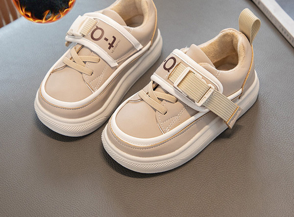 Béléses, feliratos gyerekcipő