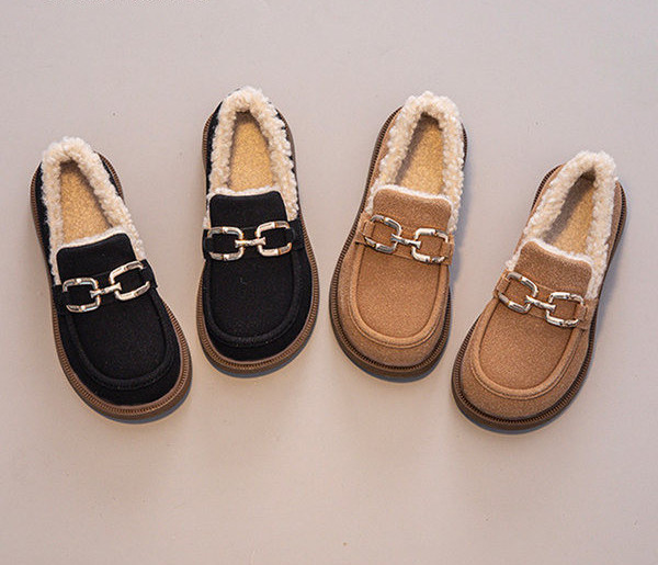 Pantofi fleece pentru fete cu elemente metalice