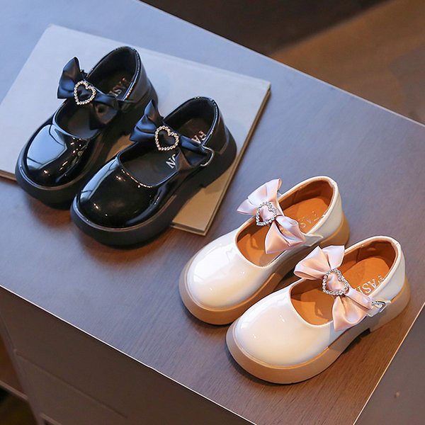 Pantofi pentru fete cu panglica si elemente metalice