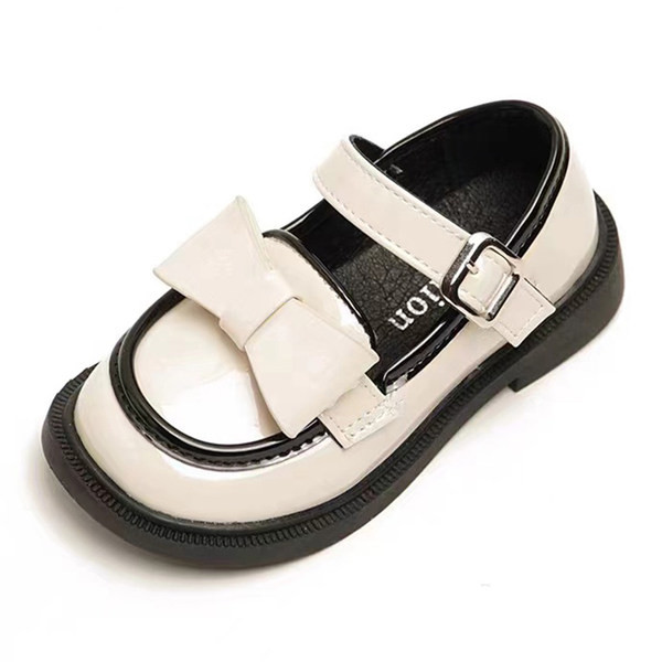 Pantofi la modă pentru fete - cu o panglică