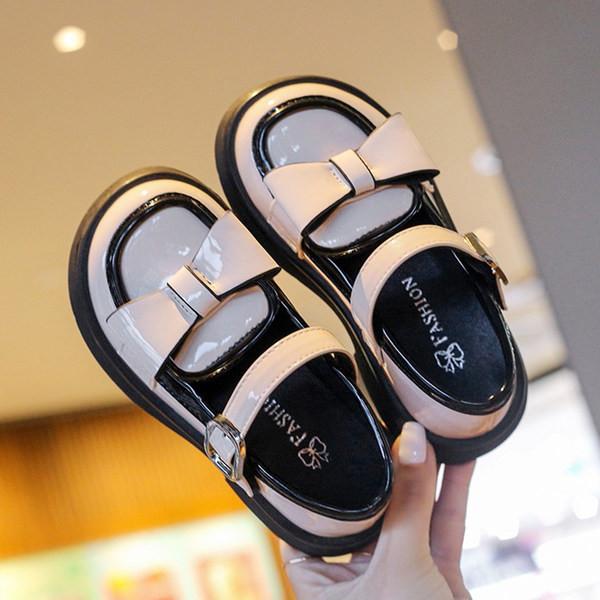 Pantofi la modă pentru fete - cu o panglică