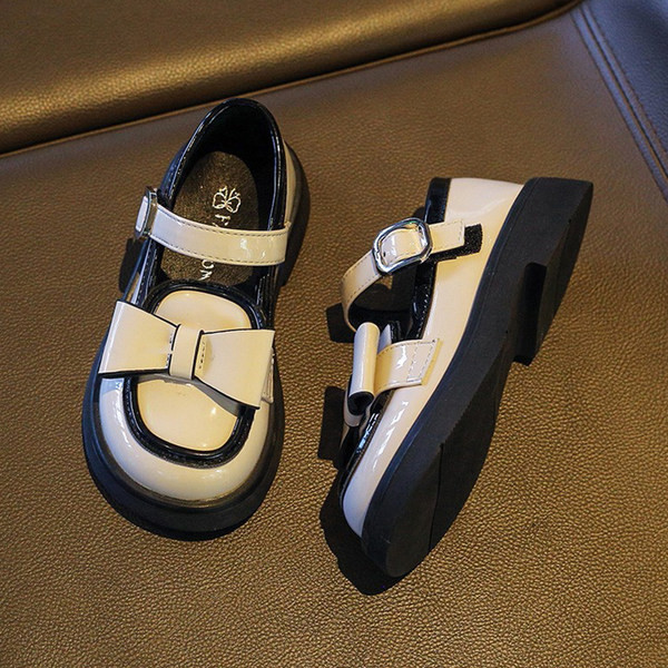 Pantofi la modă pentru fete - cu o panglică