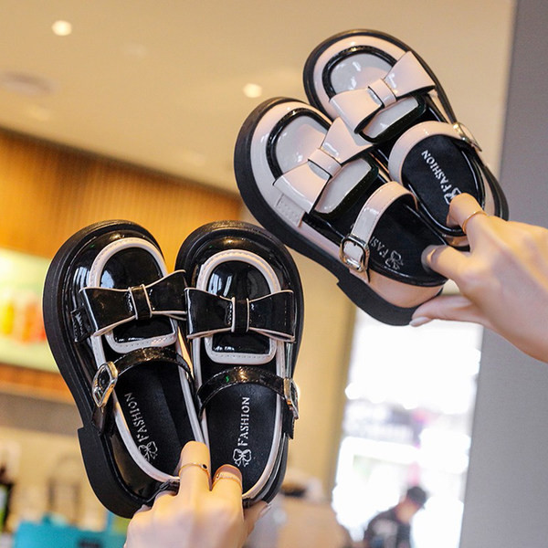 Pantofi la modă pentru fete - cu o panglică