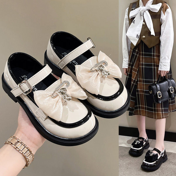 Stiilsed paela ja metallelemendiga laste lakknahast kingad tüdrukutele