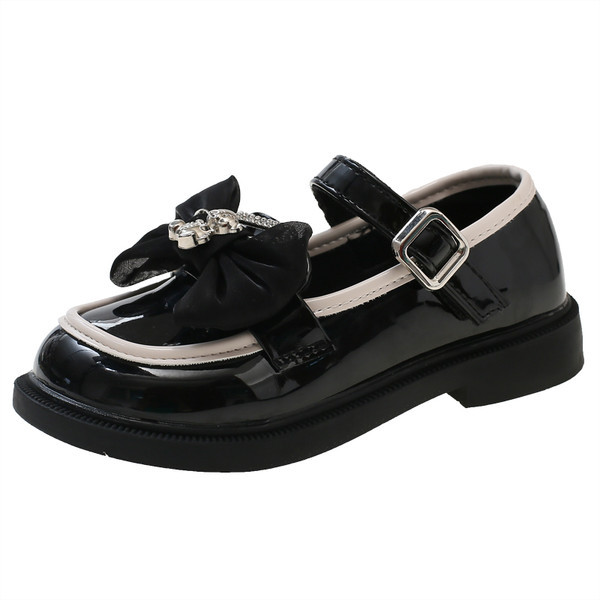 Stiilsed paela ja metallelemendiga laste lakknahast kingad tüdrukutele