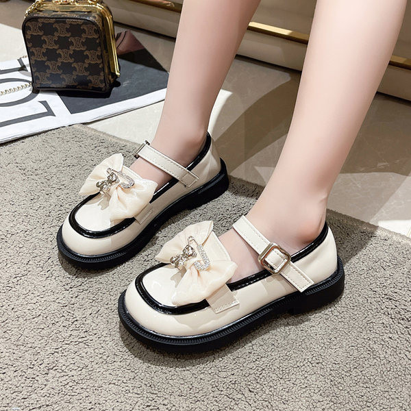 Stiilsed paela ja metallelemendiga laste lakknahast kingad tüdrukutele