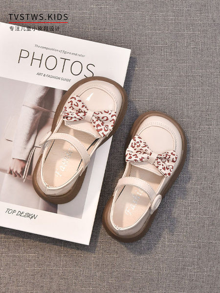 Pantofi pentru fete din piele ecologica cu panglica